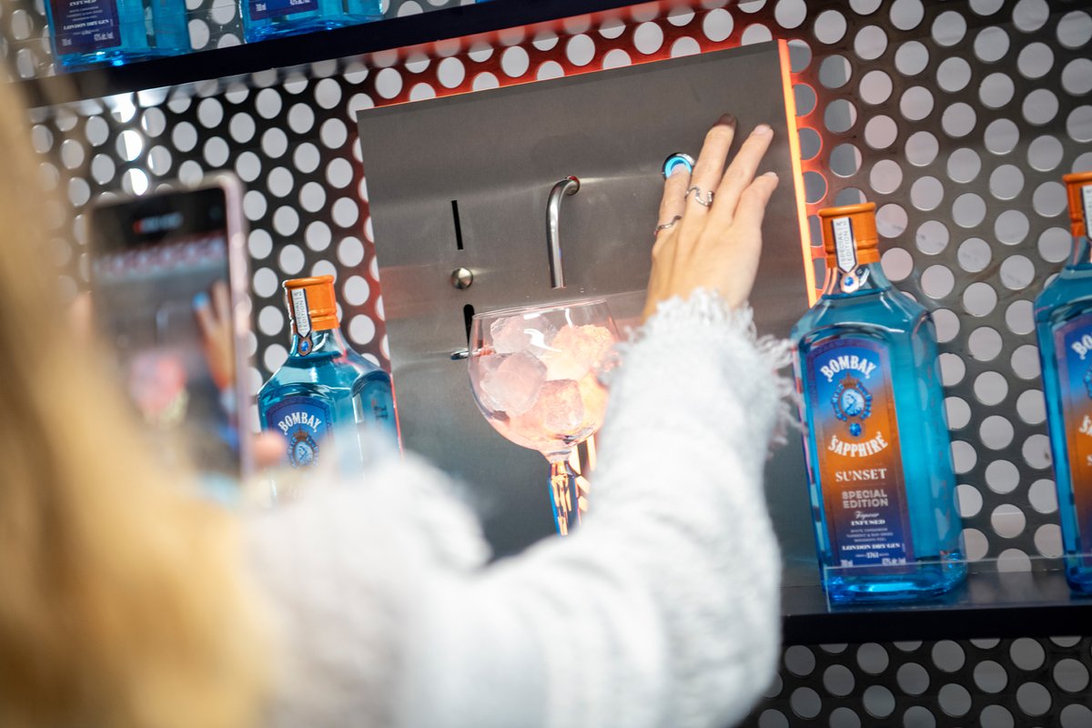 homeofbombay's tweet image. Start your Discovery Experience with a trip to our new Turbine Bar where our team will help you to select a #BombayGin to make your complimentary gin &amp;amp; tonic using our self-serve machines. bombaysapphire.com/distillery/tou… - we look forward to welcoming you to #BombayDistillery!