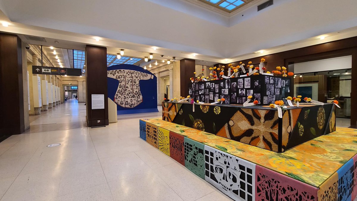 PTMunozledo's tweet photo. Felicidades al Colectivo Día de los Muertos que, en conjunto con el Centro Casa Maíz, ha instalado una magnífica ofrenda pública en Union Station de Toronto honrando a los muertos, deleitando a los vivos, promoviendo la creación artística y fortaleciendo el desarrollo comunitario https://t.co/nGZ4Iz3ilC