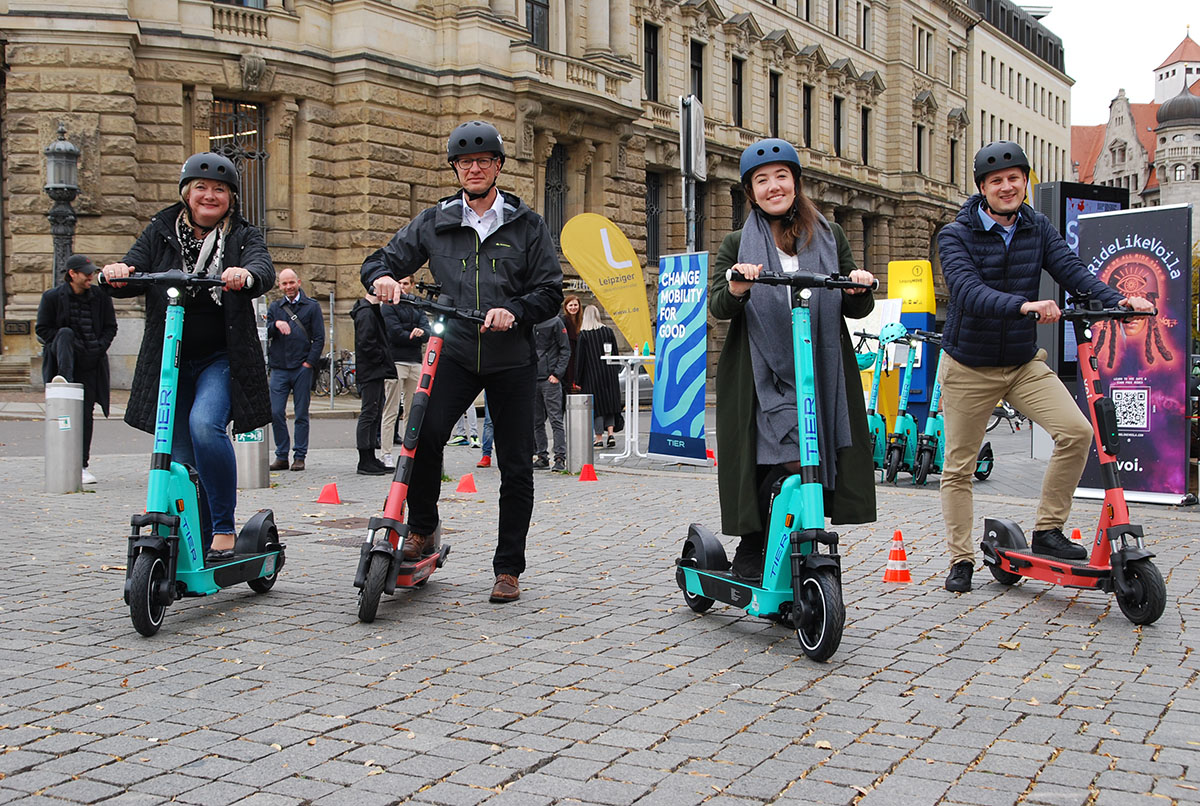 Ab sofort bieten die Leipziger Verkehrsbetriebe gemeinsam mit den neuen Partnern TIER und Voi ein neues Mobilitätsangebot für die Leipzigerinnen und Leipziger an. An 35 Mobilitätsstationen ist das Ausleihen von E-Scootern ab sofort möglich. leipzig.de/news/news/e-sc…