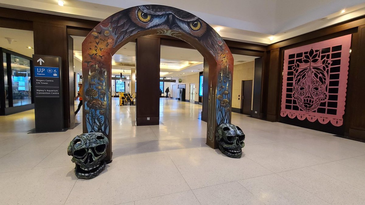 PTMunozledo's tweet photo. Felicidades al Colectivo Día de los Muertos que, en conjunto con el Centro Casa Maíz, ha instalado una magnífica ofrenda pública en Union Station de Toronto honrando a los muertos, deleitando a los vivos, promoviendo la creación artística y fortaleciendo el desarrollo comunitario https://t.co/nGZ4Iz3ilC