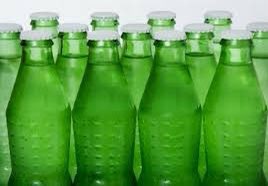trousnoirs's tweet photo. C'est assez étonnant mais le Coca Cola tel que nous le connaissons n'a pas sa couleur naturelle. Un colorant y est ajouté pour le rendre plus commercial. En réalité, le Coca Cola est vert https://t.co/dmlKwVsjun