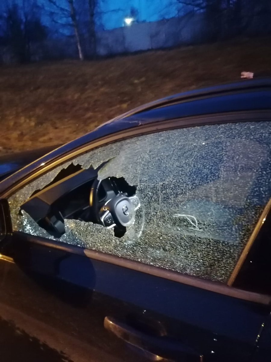 AnttiJan's tweet photo. Vaimolle pudotettiin moottoritien sillalta pieni yllätys😡 vauhtia reilu 100km/h, onneksi ei käynyt pahemmin. Puhukaa vanhemmat lapsille ,että noissa voi käydä pahemminkin! https://t.co/tzwg7Gzffy