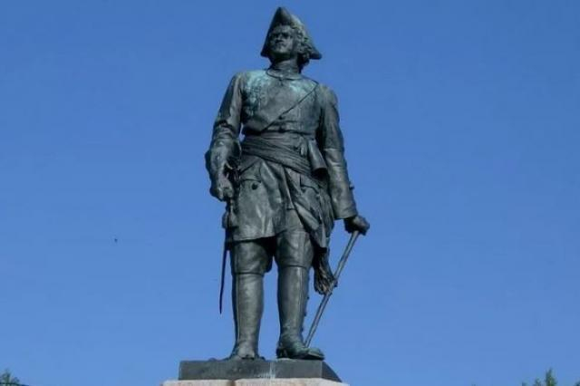 Памятник петру в архангельске. Статуя петра 1 в архангельске. Памятник императору петру великому в архангельске. Ломоносов памятник петру 1. Памятник петру первому в архангельске.