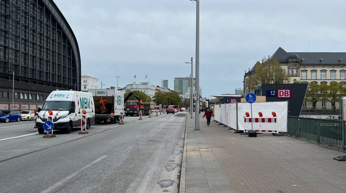 otbhh's tweet photo. Geht los: Auf der Steintorbrücke haben die Bauarbeiten für die neue Bushaltestelle auf der Südseite begonnen. Zusammen mit den neuen Bahnsteigzugängen entsteht hier eine attraktive Umsteigemöglichkeit. Ende des Jahres soll alles fertig sein. #hbfhh #hvv #bahn #hamburg https://t.co/VWdRhxgJ7L