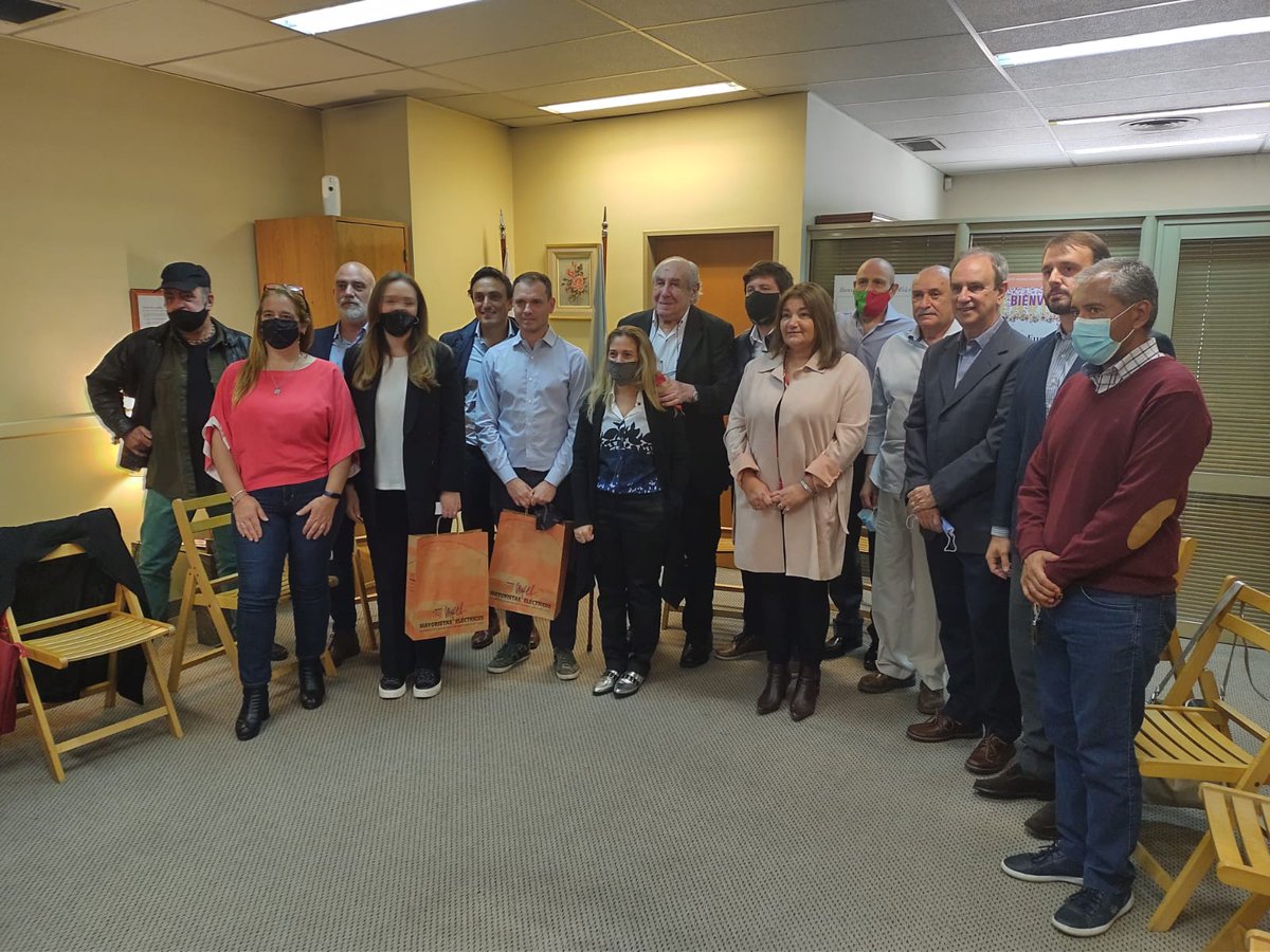 Peronista21's tweet photo. Visitamos una fabrica del sur de la ciudad con @mariuvidal y nos reunimos con empresarios PYME para llevar la agenda de la producción y el trabajo al Congreso. Como dijo Ma. Eugenia: "Sin sector privado Argentina no tiene salida. Las grandes generadoras de empleo son las pymes". https://t.co/lE4fq6PWOp
