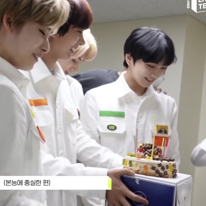 dearlyyjake's tweet photo. when you realize that its Heeseung and Sunghoon from the very start 🥺 i love their friendship  so much. https://t.co/1Ox6QPL7Dq