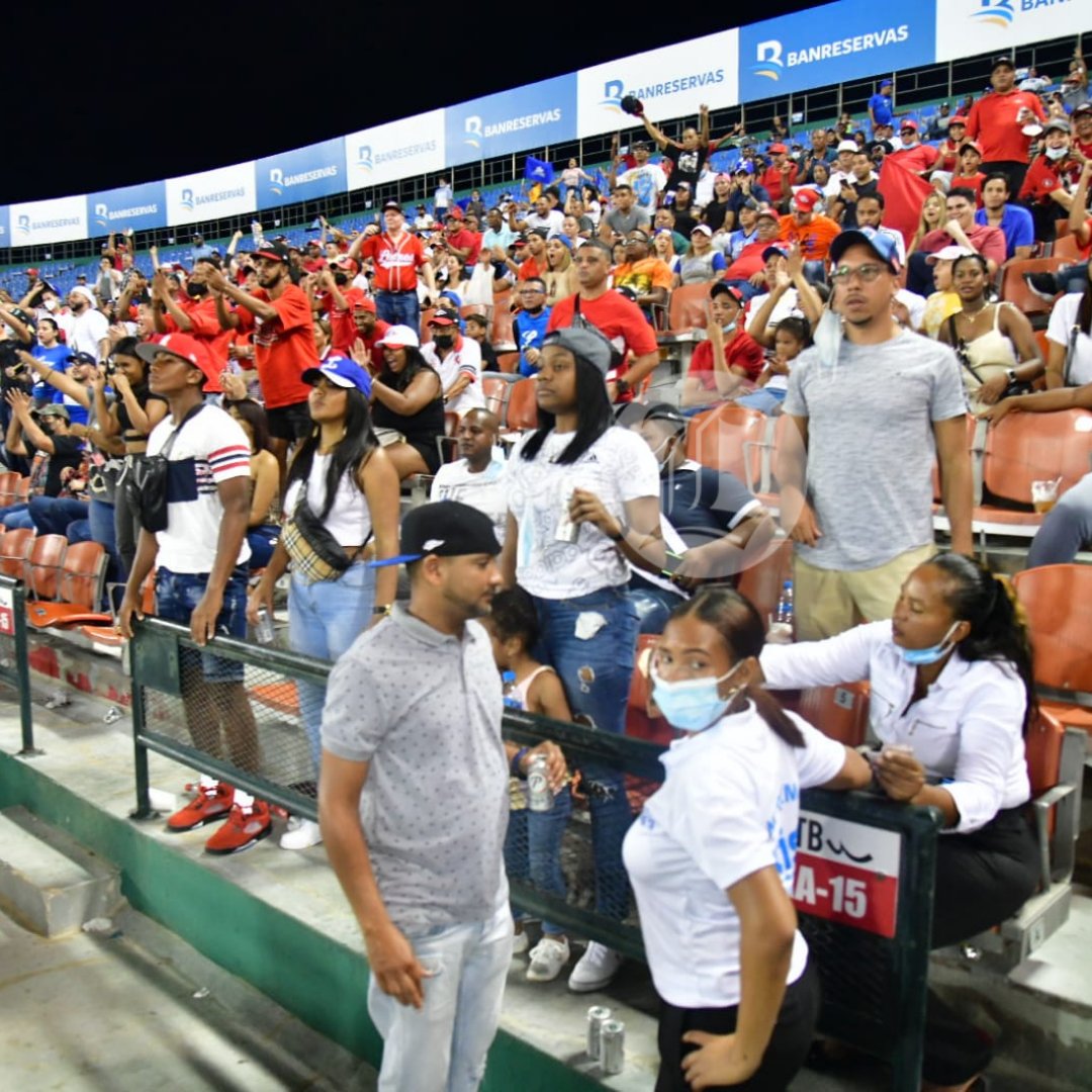 ListinDiario's tweet photo. #LaRepúblicaLD l Ministro de Salud pide a fanáticos de béisbol no quitarse la mascarilla en los estadios 

Dale clic https://t.co/lCKL9xvDKC

#ListínDiario https://t.co/RZrALdjIhE