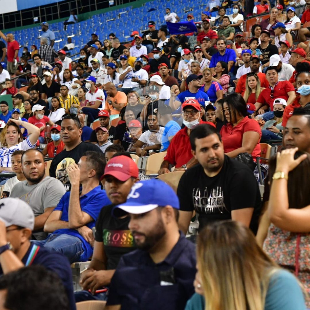 ListinDiario's tweet photo. #LaRepúblicaLD l Ministro de Salud pide a fanáticos de béisbol no quitarse la mascarilla en los estadios 

Dale clic https://t.co/lCKL9xvDKC

#ListínDiario https://t.co/RZrALdjIhE