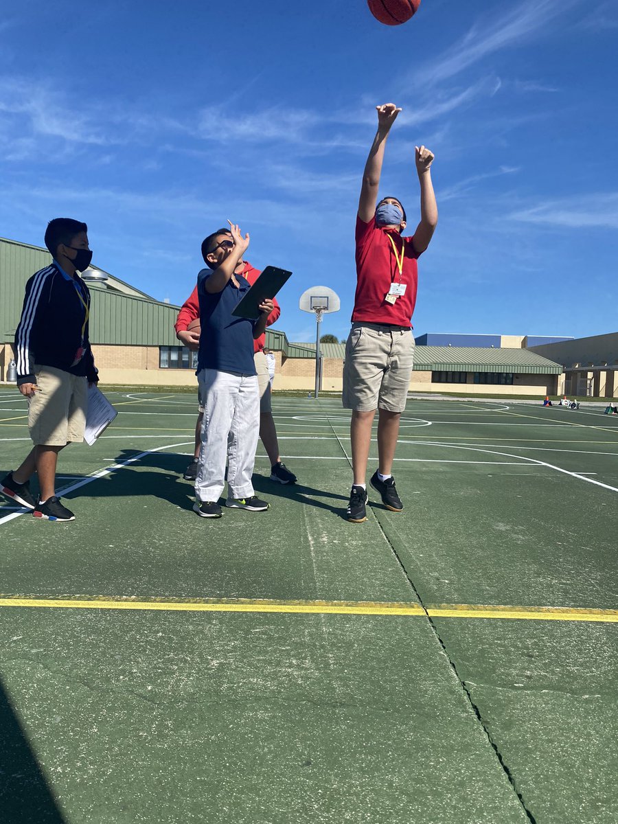 CoachBabineau's tweet photo. 7th grade is perfecting their biomechanical peer evaluation feedback. 🏀 #swoosh @GGM_SOARS #ggmpe https://t.co/tUFo0LnLSE
