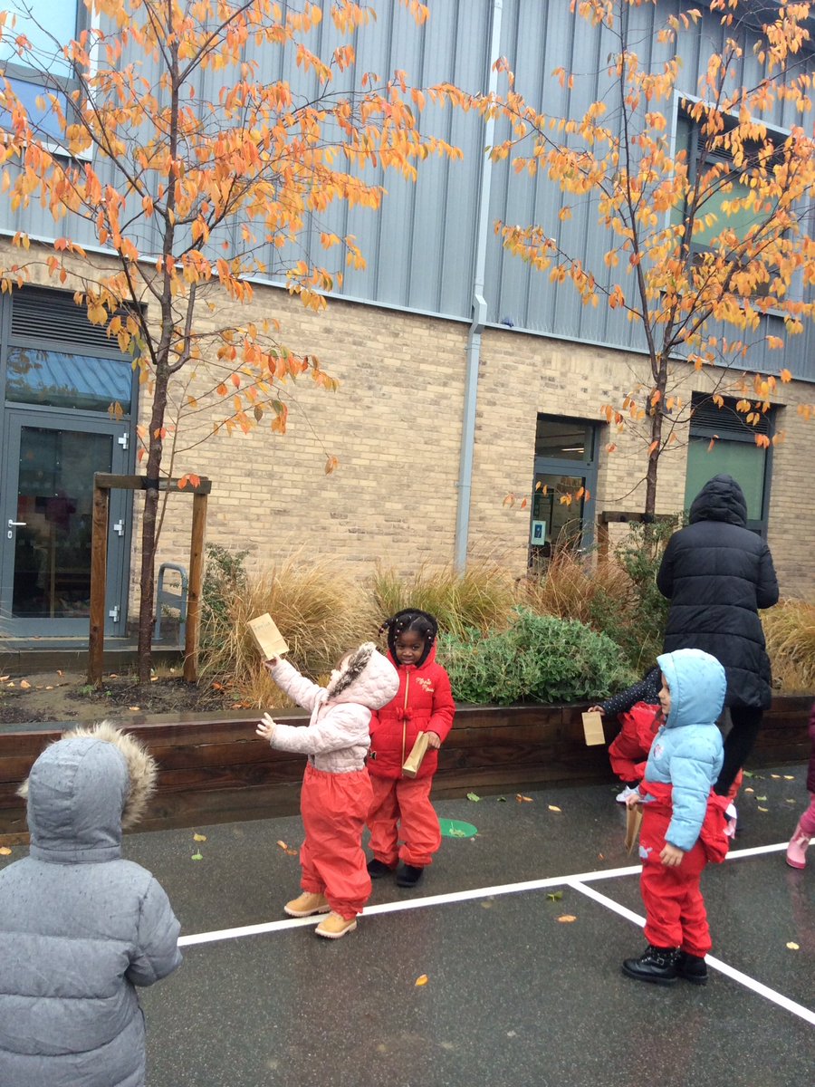 shakespeareLS9's tweet photo. Nursery don't have to go far to explore the changing seasons on a nature walk - we have many beautiful trees on our wonderful school site! Today's task - fill a bag with leaves so we can explore, sort and compare what we find ππ #changingseasons #autumn #layeringlearning https://t.co/rs2L5OKOyo
