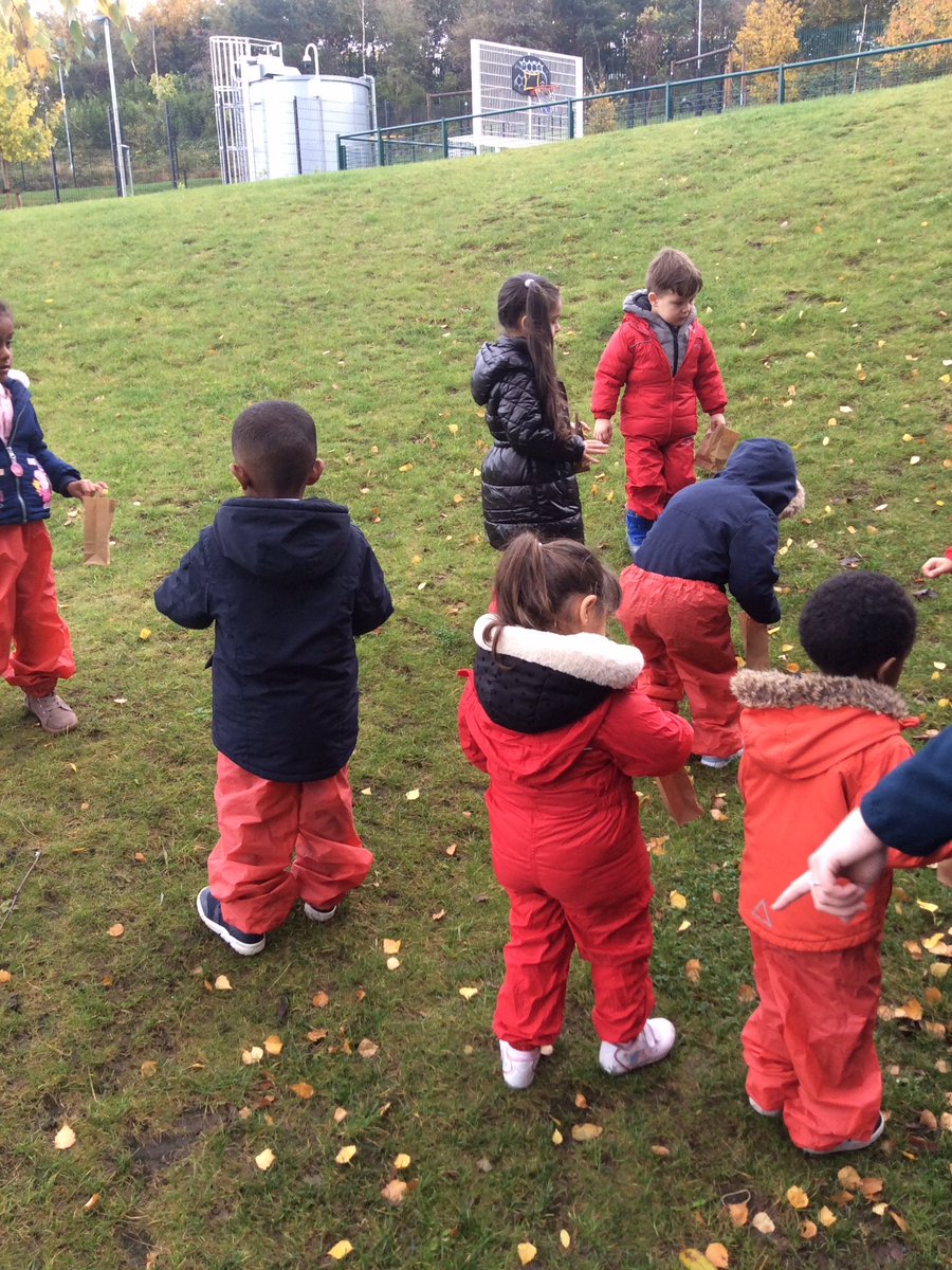 shakespeareLS9's tweet photo. Nursery don't have to go far to explore the changing seasons on a nature walk - we have many beautiful trees on our wonderful school site! Today's task - fill a bag with leaves so we can explore, sort and compare what we find ππ #changingseasons #autumn #layeringlearning https://t.co/rs2L5OKOyo