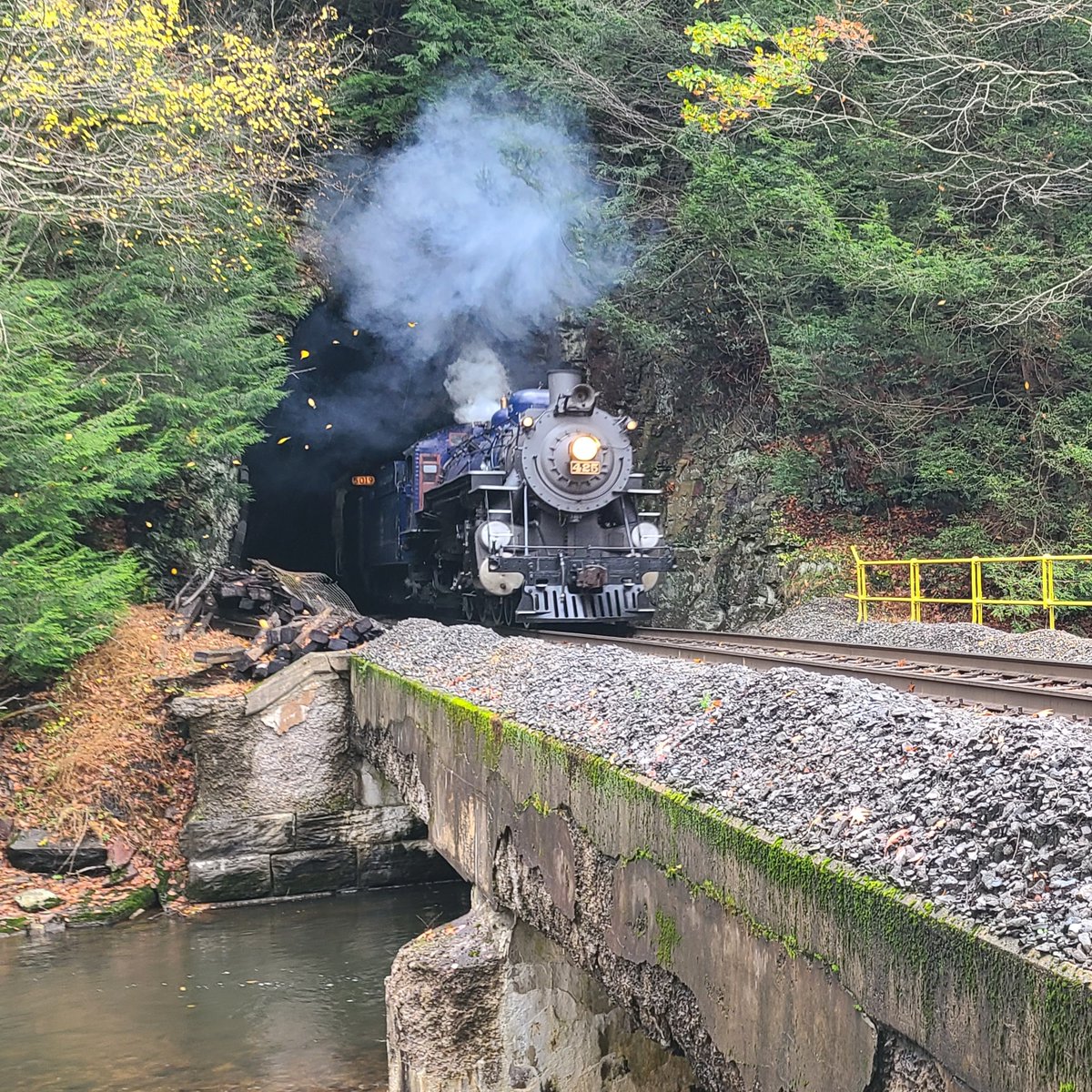 action_set's tweet photo. This past weekend was insane and now i need to find another still camera(whoops) but it was fun chasing old engine 4-25 on the #readingandnorthern #rn425 #rbmn425 #HappyHalloween2021 #halloween https://t.co/ojK9n0NNn5