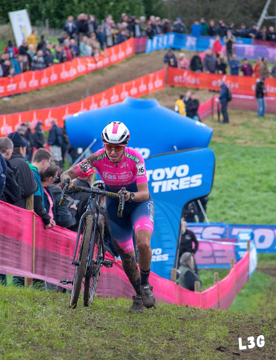 Lostresgloberos's tweet photo. Lucinda Brand no pudo pasar del tercer puesto en la dura prueba de la copa del mundo de ciclocrós de Overijse. @Yarakastelijn, la campeona de Europa de 2019, fue séptima en meta. Cuando no se puede pedaleando, hay que echar el pie a tierra, como Manon Bakker  y @silvia_persico. https://t.co/ou6TckSdCy