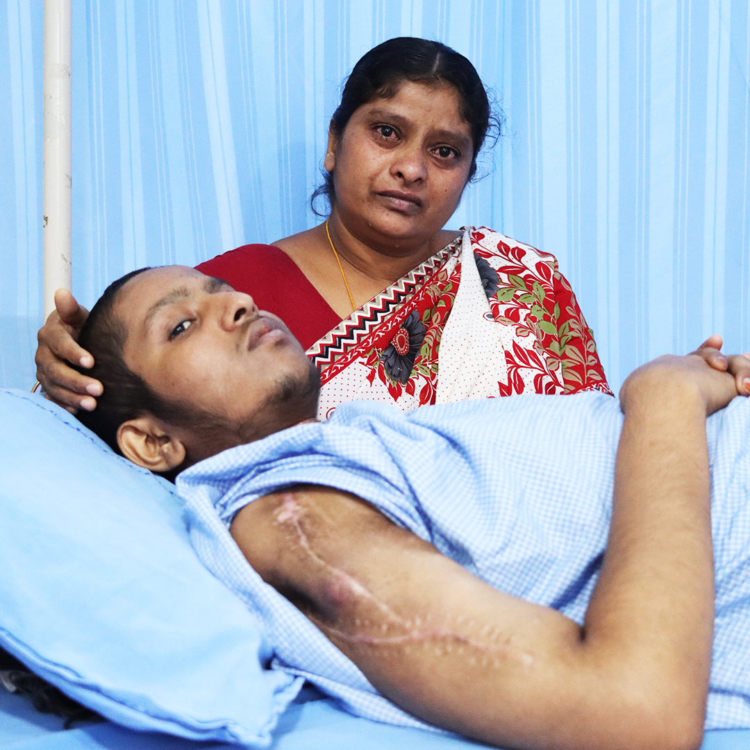 ketto's tweet photo. "My 18-yo son is in the grips of cancer, and like a slow poison, it is killing him a little more each day. His life-saving treatment costs Rs 15 lakhs, an amount I'd never be able to afford even if I worked day and night."

Please help: https://t.co/oIvRCgVwzM https://t.co/dD6G3g4Gya