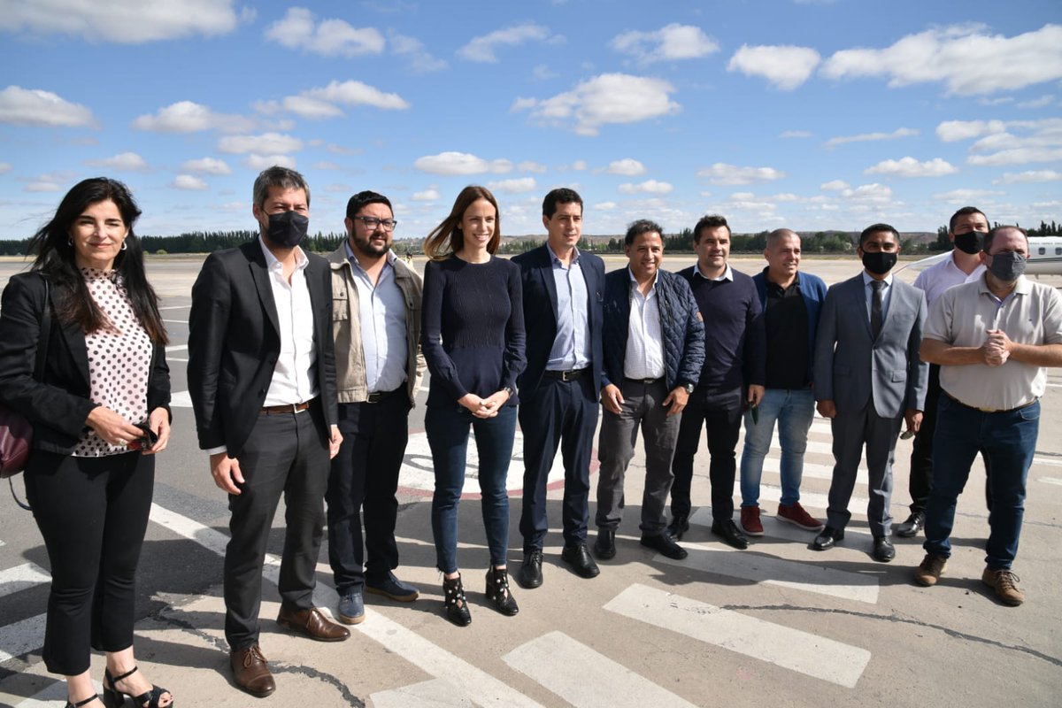 dariomartinezpj's tweet photo. ¡Bienvenidos @wadodecorrido, @MatiasLammens y @TatoGiles a #Neuquén! 

Nos espera una gran jornada de trabajo junto a @bertoldi_tanya, @BetoVivero y @AsuncionmirasT.

Los y las esperamos a las 15hs en la plaza del barrio Melipal, 1° de Mayo y Hualcupen, para #VolverAVernos☀️🇦🇷 https://t.co/HxjS5rTV2l