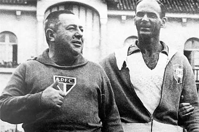 SaoPauloFC's tweet image. ✨ No dia 1° de novembro de 1909, nascia Vicente Feola, um dos grandes comandantes do Tricolor.

Bicampeão do @Paulistao (1948 e 1949), é o treinador com mais jogos pelo clube: 555. Foi também o técnico do Brasil na Copa de 1958.

Faleceu em 1975, mas segue na nossa memória. ❤️🇾🇪