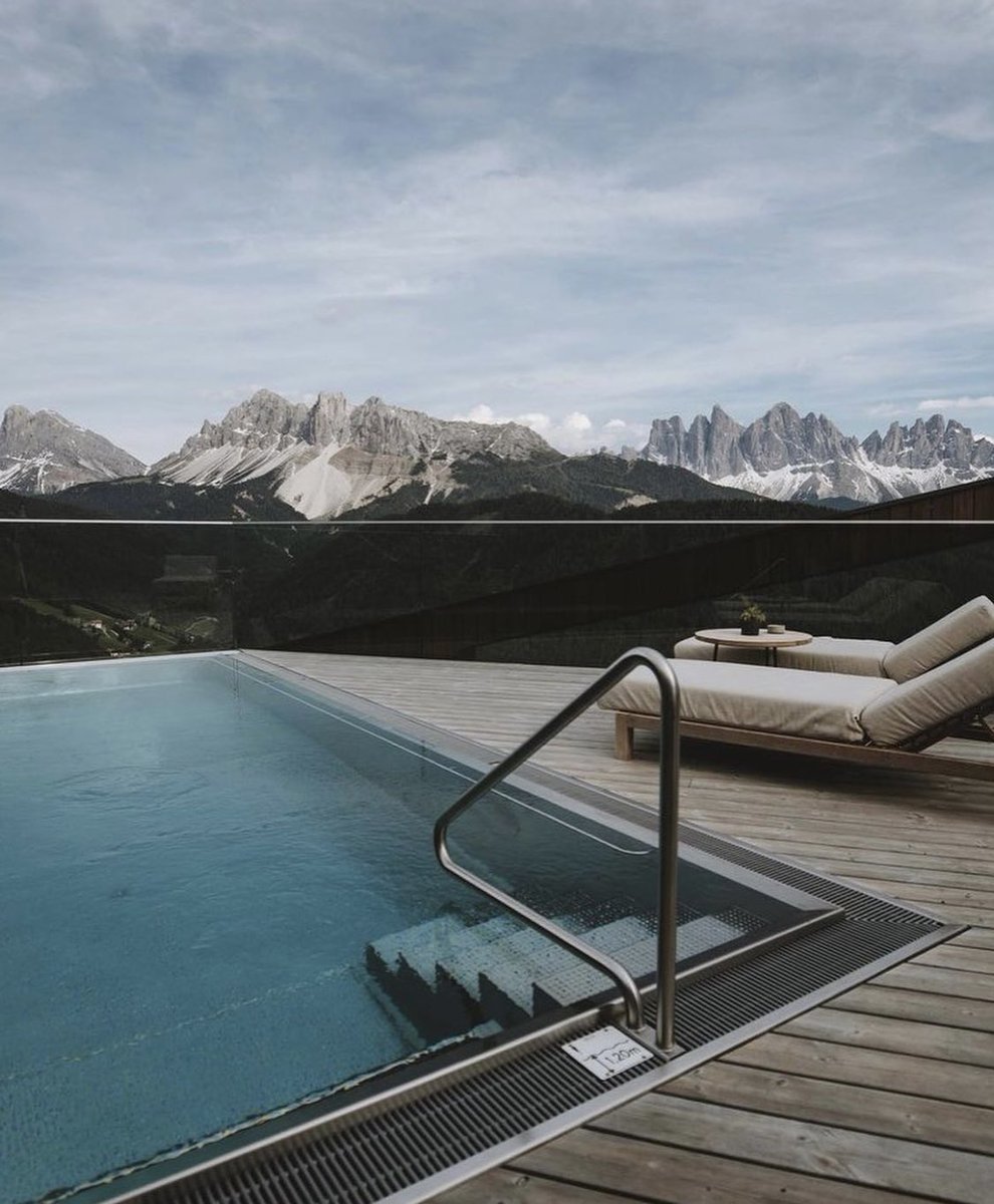 NATALIALABEL's tweet photo. The most perfect winter getaway in the Italian alps. Heaven. https://t.co/9pWca9N5TT
