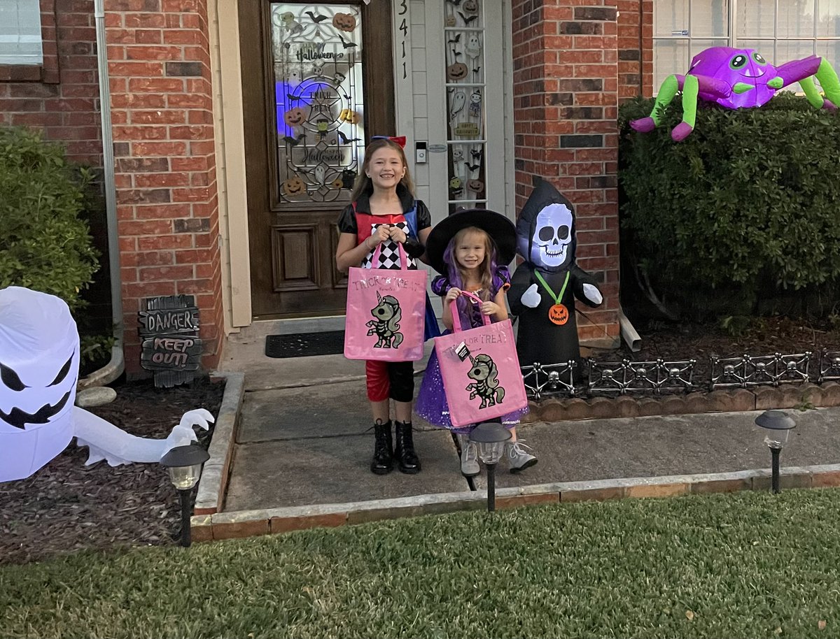 NicoleSever2's tweet photo. Halloween Fun with @Greg_Sever and our girls 🎃 https://t.co/ohm0uWMsVx