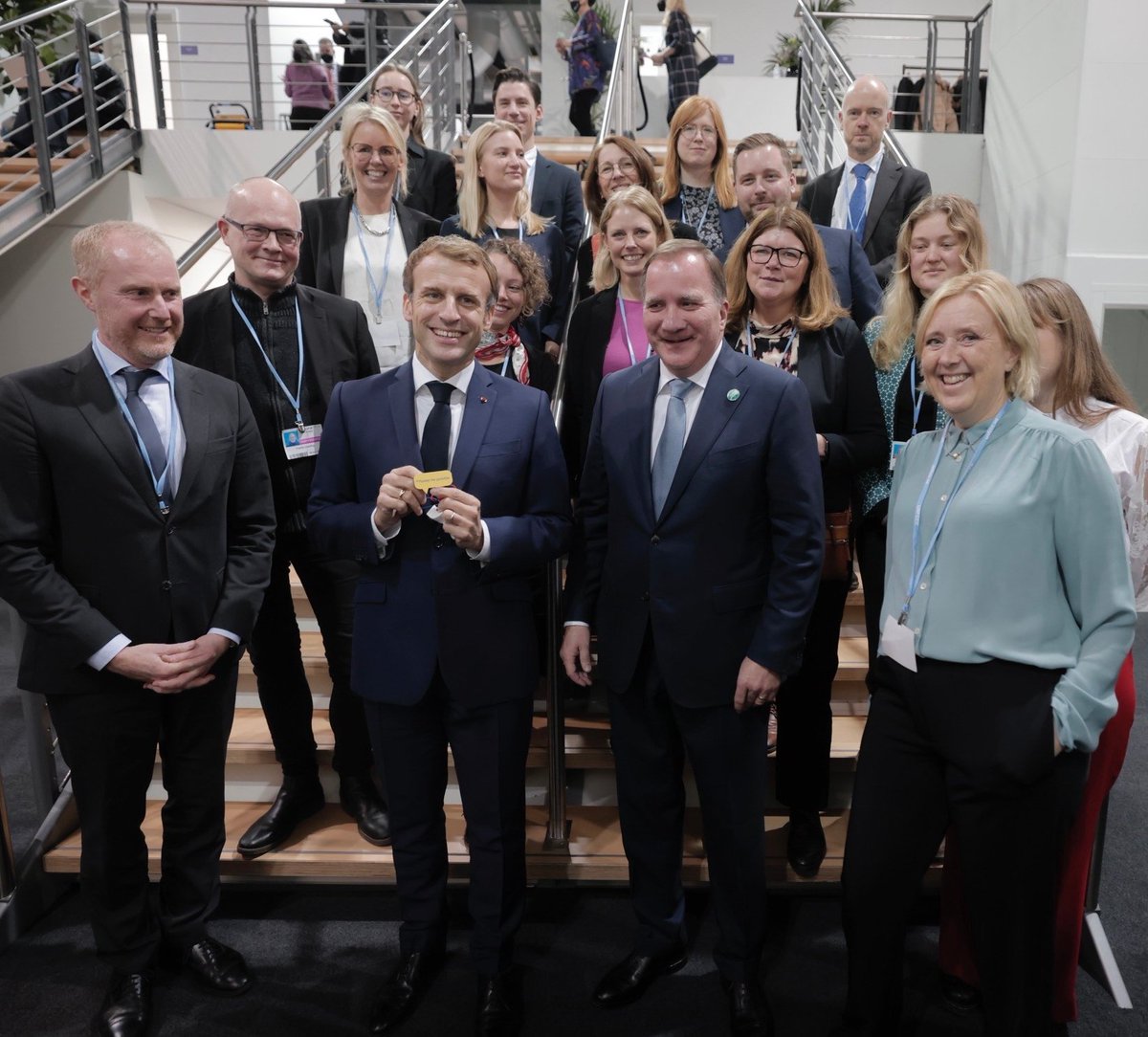 Stina_Soder's tweet photo. Intensivt jobb, men lite skoj också. Franske presidenten fotobombar när svenska delegationen tar bilder med statsministern.#COP26 https://t.co/02SKMgO2ja