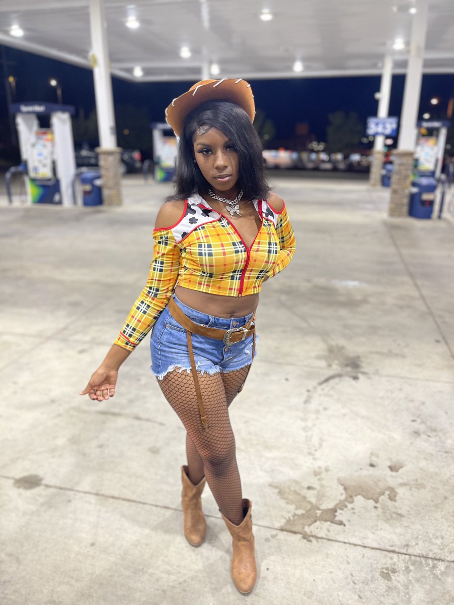 Tjones1st's tweet photo. “There’s a snake in my boot” 🐍 🤫♥️
#ThaRealZy #happyhalloween #MSUHomecoming21 https://t.co/wC5nvVzTok
