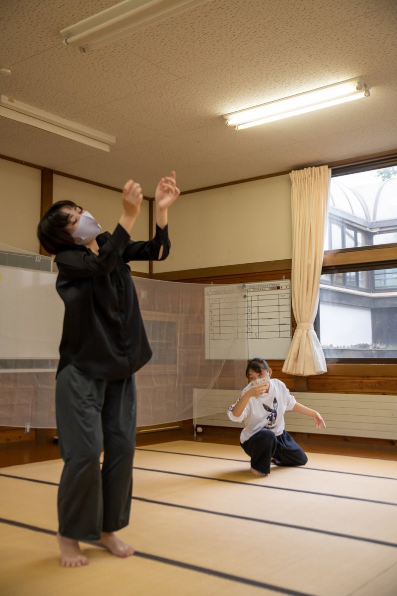 MEP_kouhou's tweet photo. 岩手県遠野市にある六神石神社の神楽殿にて、中高生と1から創作した詩，音楽，舞踏のコラボレーション作品「遊庭」を発表しました！
.
①作品テーマの決定
②６つの詩を詩人高校生が書く
③音楽プランを中高生と練る
④フィールドレコーディング
⑤作曲
⑥音楽に合わせて舞踏制作
⑦衣装制作
完成 https://t.co/pMV5QiKxi1
