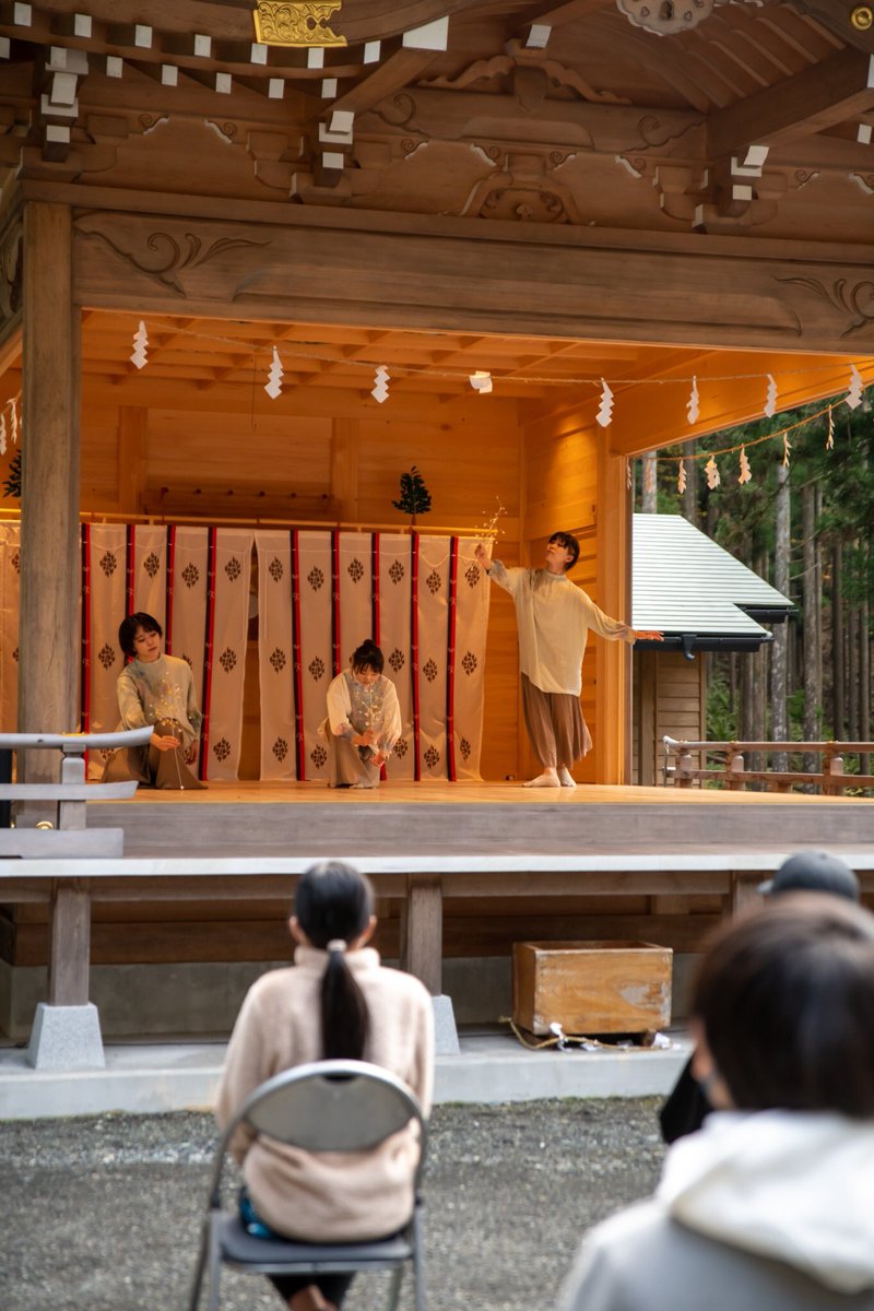 MEP_kouhou's tweet photo. 岩手県遠野市にある六神石神社の神楽殿にて、中高生と1から創作した詩，音楽，舞踏のコラボレーション作品「遊庭」を発表しました！
.
①作品テーマの決定
②６つの詩を詩人高校生が書く
③音楽プランを中高生と練る
④フィールドレコーディング
⑤作曲
⑥音楽に合わせて舞踏制作
⑦衣装制作
完成 https://t.co/pMV5QiKxi1