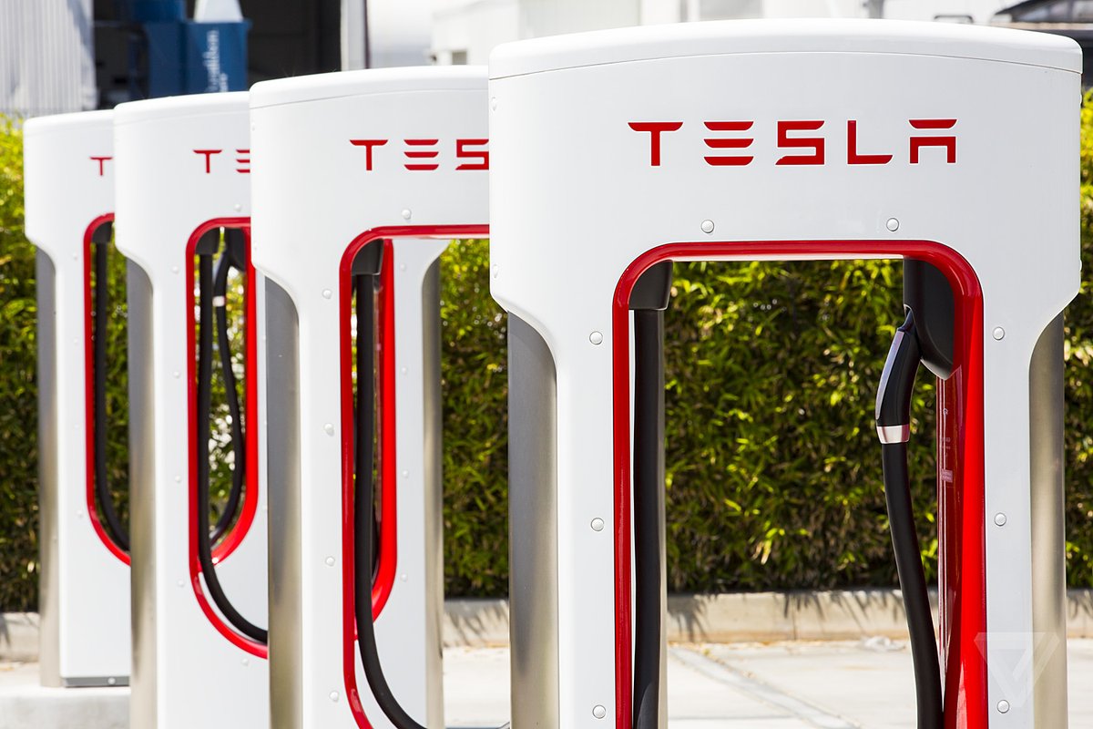 verge's tweet photo. Tesla is letting non-Tesla EVs use its Supercharger network for the first time https://t.co/5Dsigc2UhI https://t.co/WwXsCcpCxI
