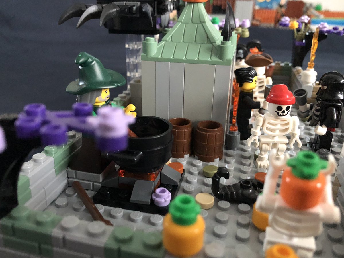 Hello la team !!!
Voici un moc pour Halloween 🎃 réaliser par <a href="/MrBrick33670/">Ma vie de Girondins</a>