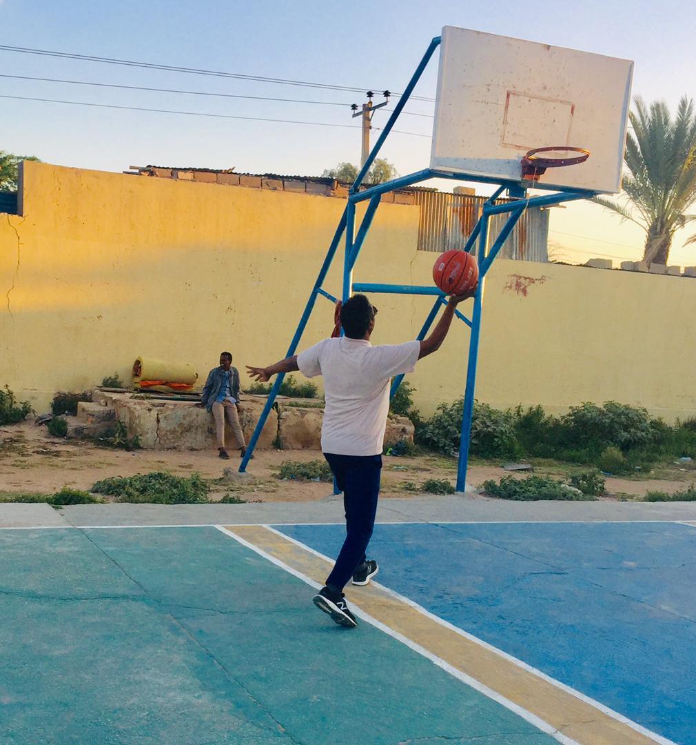 Awale11's tweet photo. Anigubaa beryaha qaar waa taan ..🏀🥅. Three points tuuri jirayeey!!. #nostalgia , I used to play this court when I was a teenager. One of the few basketball courts youth can play basketball 🏀. #Xarunta #Agoomaha. https://t.co/oAPWsw7fzw