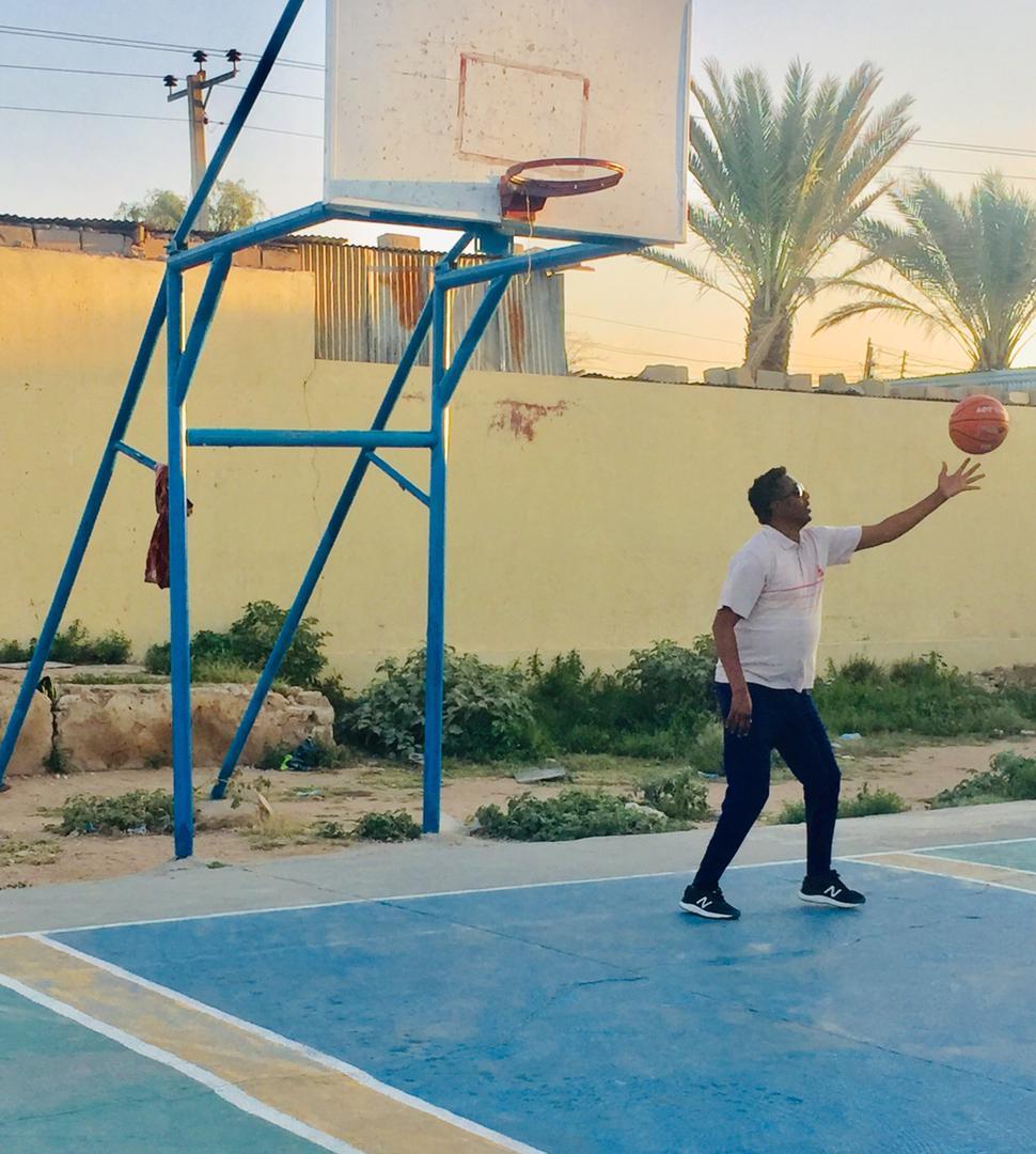 Awale11's tweet photo. Anigubaa beryaha qaar waa taan ..🏀🥅. Three points tuuri jirayeey!!. #nostalgia , I used to play this court when I was a teenager. One of the few basketball courts youth can play basketball 🏀. #Xarunta #Agoomaha. https://t.co/oAPWsw7fzw
