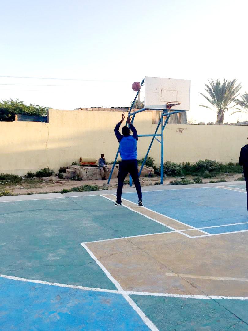 Awale11's tweet photo. Anigubaa beryaha qaar waa taan ..🏀🥅. Three points tuuri jirayeey!!. #nostalgia , I used to play this court when I was a teenager. One of the few basketball courts youth can play basketball 🏀. #Xarunta #Agoomaha. https://t.co/oAPWsw7fzw