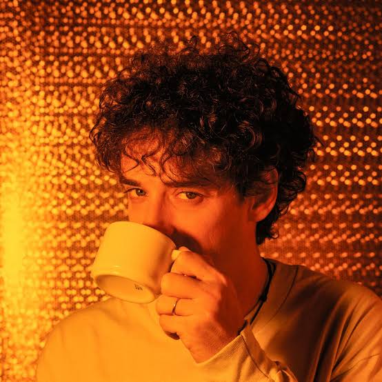 Un día como hoy pero de 1993, Gustavo Cerati lanza su primer álbum como solista, 'Amor Amarillo'.

¿Cuál es tu canción favorita del disco?