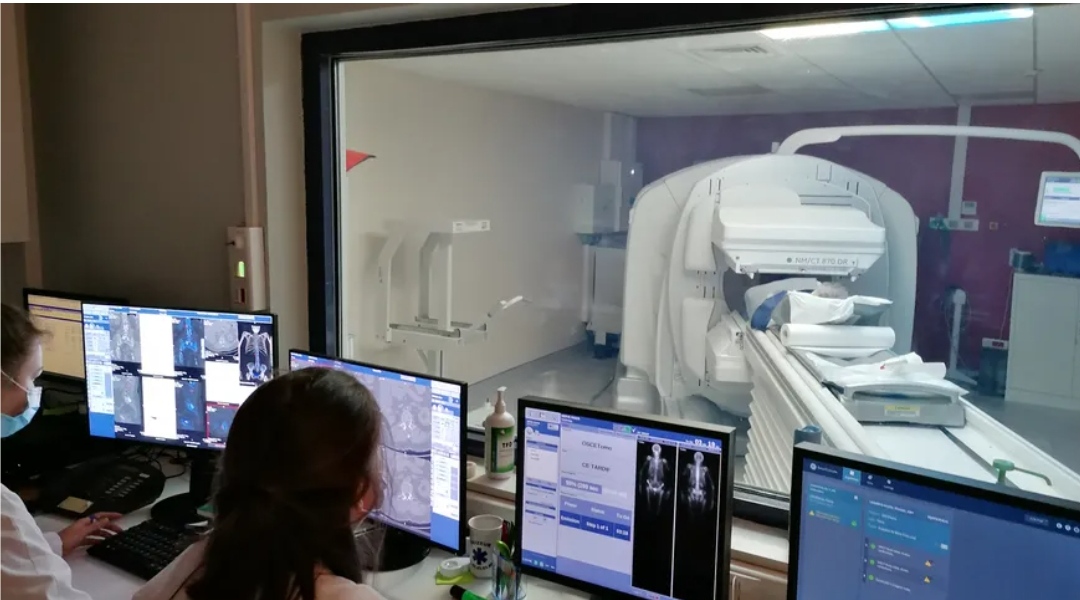 LMPositif's tweet photo. 🇫🇷 L'ARS vient de donner son accord pour l'installation à Cherbourg d'un TEP Scan, un appareil qui permet de diagnostiquer avec une grande précision la présence d'une tumeur cancéreuse: « Ce sont au minimum 2000 patients qui pourront en bénéficier chaque année. » 👏 (France Bleu) https://t.co/L33LmPehdh
