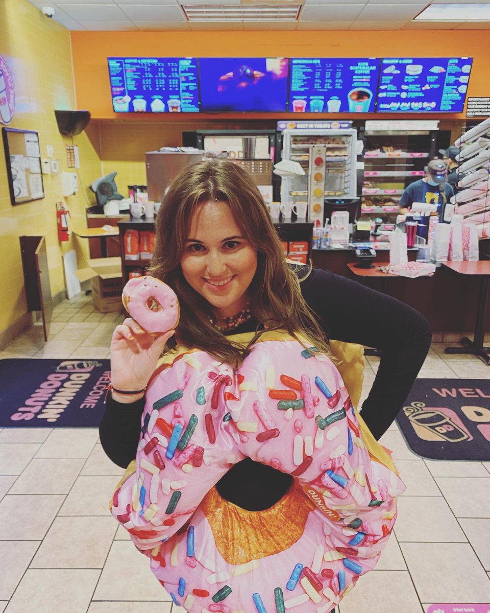 SammyGirl1209's tweet photo. Runnin on @dunkindonuts!! Happy Halloween!!🎃 #Dunkin #RunninOnDunkin #HappyHalloween2021 https://t.co/BujVETPTh3