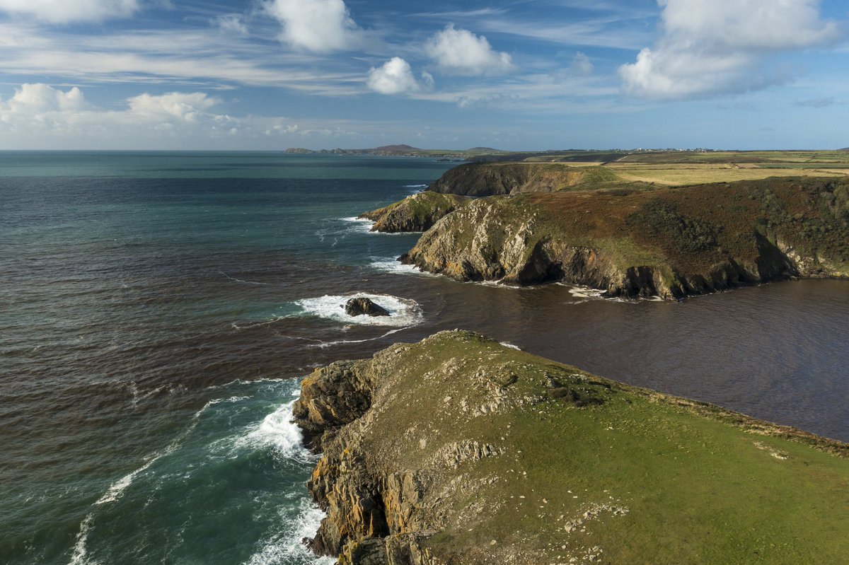 The mouth of Solva Harbour in Pembrokeshire 🏴󠁧󠁢󠁷󠁬󠁳󠁿

#solva #pembrokeshire #wales #cymru #drone #aerialphotography #yourwales #shotondji #landscape #imageofwales #discoverwales