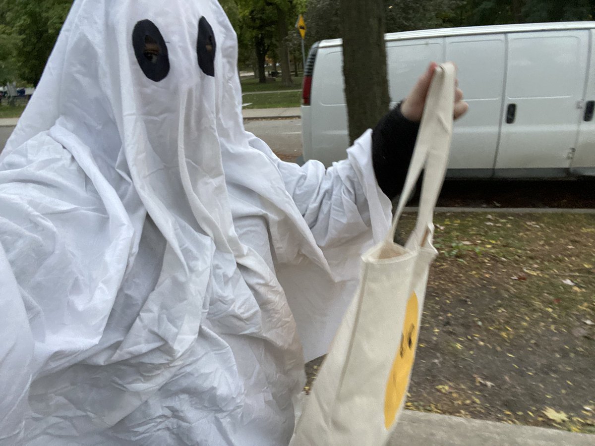 TaylorPreston3's tweet photo. Was not even thinking last night when I chose a tote bag leading me to have to awkwardly explain to generous homeowners I am not a tall child and am in fact an adult but if the other still stands I will take a candy thank u https://t.co/D6X37HXRG7