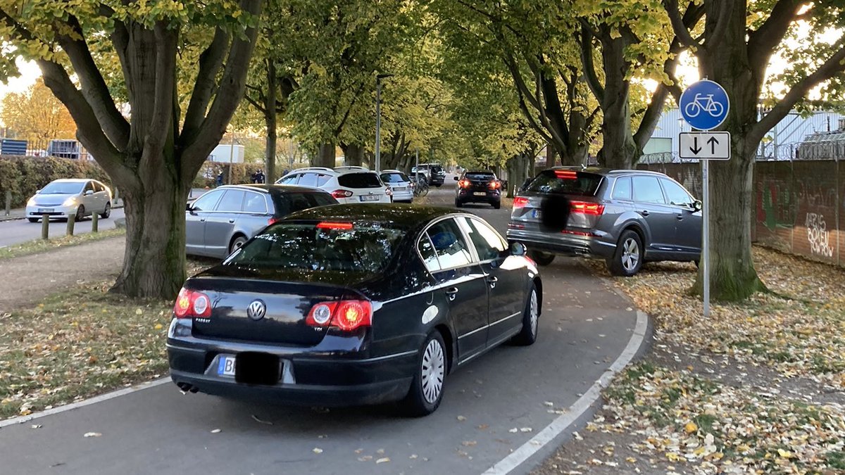 SecretCoAuthor's tweet photo. Radschnellweg. Jetzt. Wo ist das Ordnungsamt? Wo ist das Interesse an sicherem Radverkehr, @StadtOsnabrueck? https://t.co/y6WyzIsNbe