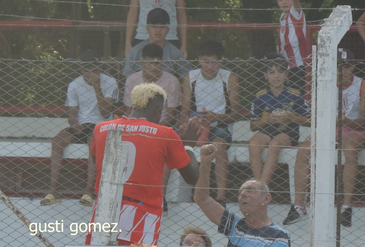 JuuMenaa's tweet photo. Mi abuelo va al kinesiólogo con un jugador de Colón, el sábado metió un gol y fue y le dijo "para usted don Carlos".... Nivel de ternura x1000 https://t.co/LAR3LBhevh