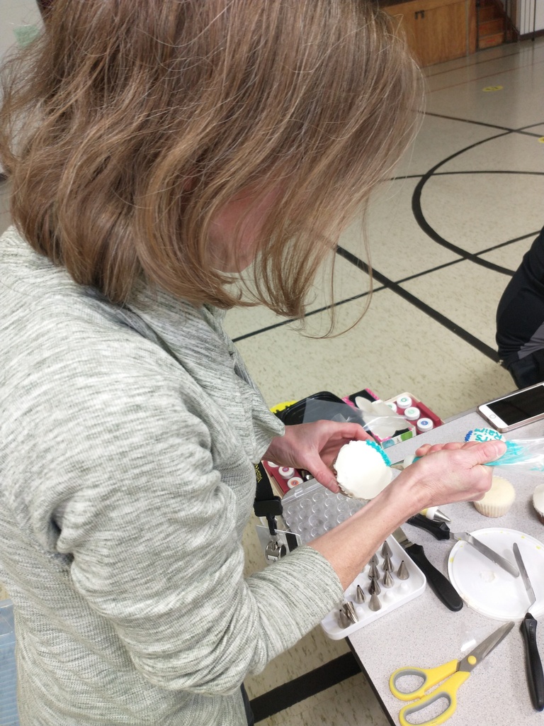 Mid_Prairie's tweet photo. It's a sweet day at MP-HSEC in Mrs. Lashmit's decorating class! #seethestars #seeforyourselves #mphawks #mphsap https://t.co/DvocZXIrUv