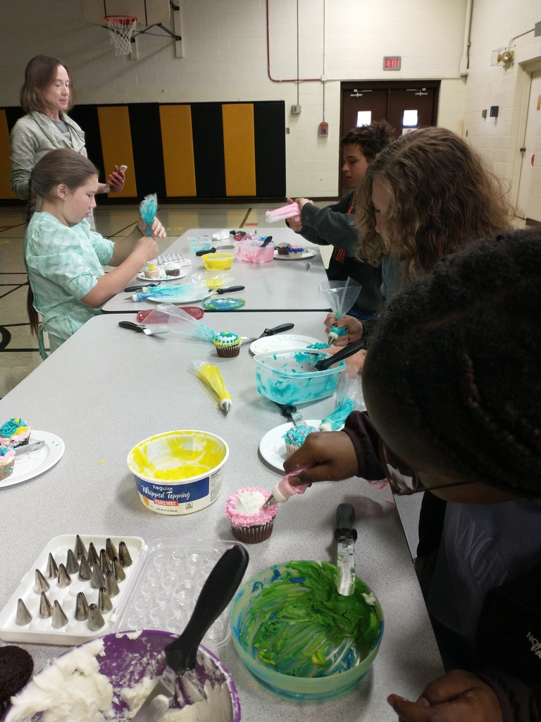 Mid_Prairie's tweet photo. It's a sweet day at MP-HSEC in Mrs. Lashmit's decorating class! #seethestars #seeforyourselves #mphawks #mphsap https://t.co/DvocZXIrUv