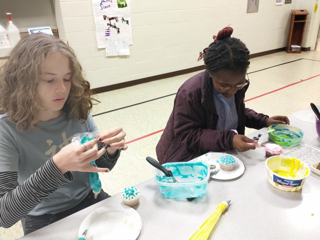Mid_Prairie's tweet photo. It's a sweet day at MP-HSEC in Mrs. Lashmit's decorating class! #seethestars #seeforyourselves #mphawks #mphsap https://t.co/DvocZXIrUv