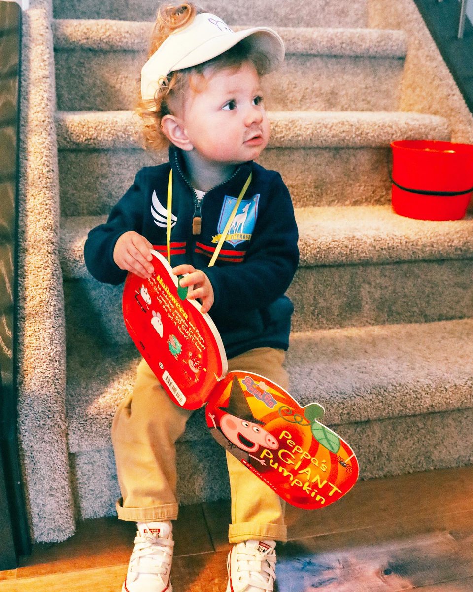 embooms's tweet photo. Hey @TedLasso, thanks for bringing this family so much joy. So much so, we dressed our little gal as you for Halloween 😂 #beagoldfish https://t.co/wKMoQh2xph
