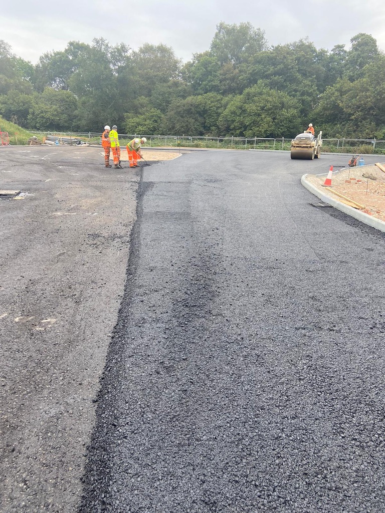 Pro_Tar's tweet photo. Pat’s team at Coppid Beech starting the new park and ride. 🚗🚍
The team laid 280tonnes 32mm roadbase and 160tonnes 20mm Binder on the first day to use as a compound area. 👷🏽‍♂️
Next visit at the end of November to complete the works 
#surfacing #surfacingcontractors #parkandride https://t.co/OPbCHcCoHd