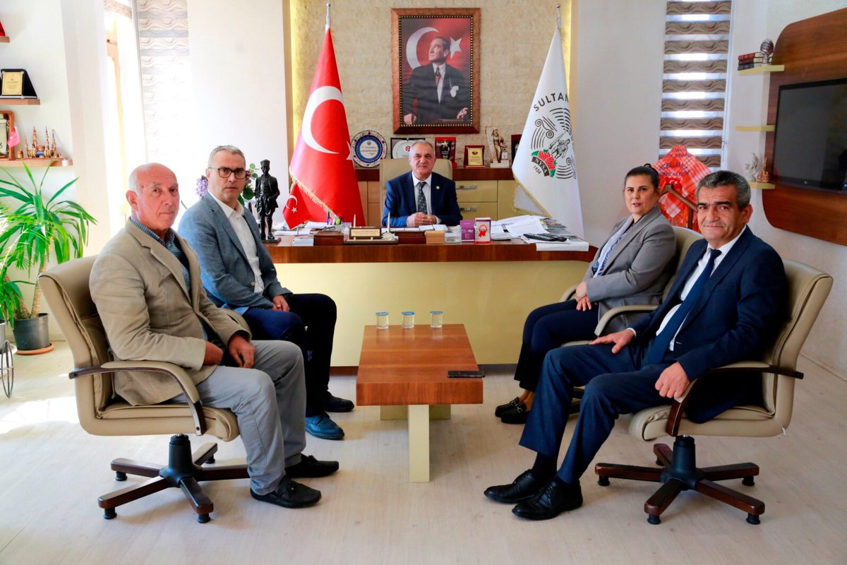 AydinBuyuksehir's tweet photo. Başkanımız Sn. Özlem Çerçioğlu, Sultanhisar Belediye Başkanı Sn. Osman Yıldırımkaya ile birlikte Atça Pazarı'nı ziyaret etti. 

Başkanımız, pazarda vatandaşların ve pazarcı esnafının sorunlarını dinledi.

Detaylar👉https://t.co/kOCxJVJCKf https://t.co/klcowyAaJE
