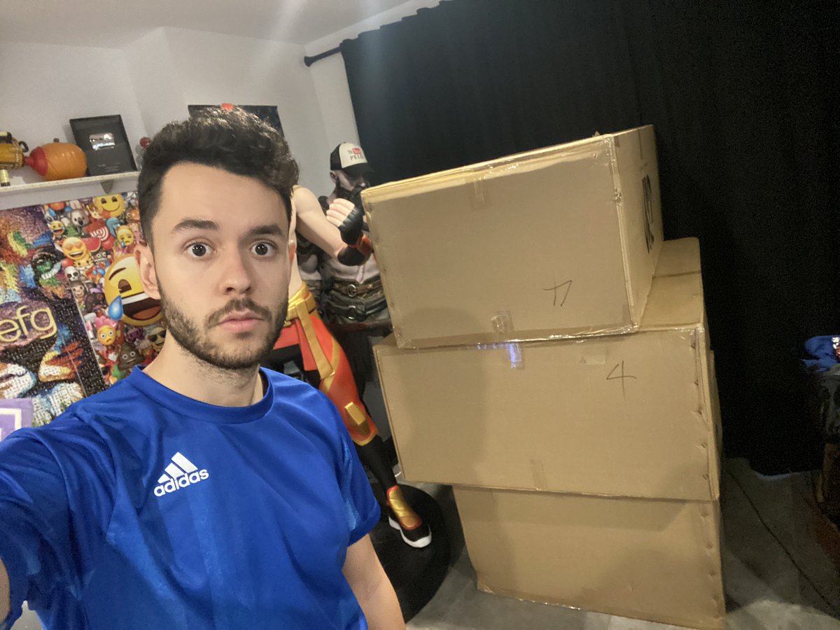 TheGrefg's tweet photo. Ya estoy en casa, con las cajas de la figura de Goku en mi set-up (una caja no ha entrado).

¡Nos vemos a las 20:00 con el unboxing más épico que he hecho en directo!

1 año esperando esta figura... 🔥🥺 https://t.co/ONA37c8a5Z