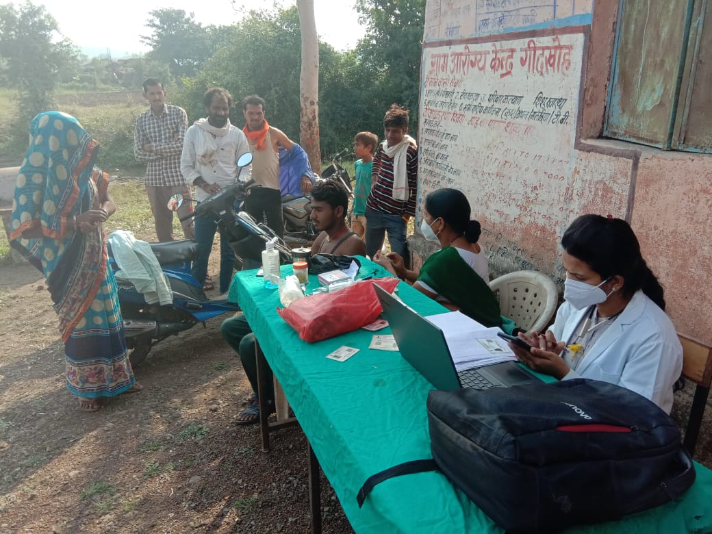 GunaVineeta's tweet photo. Mushkil Rasto se hokar covid vaccination karte hue  HWC Chhipon ,Guna MP https://t.co/S0SLV3gpDr