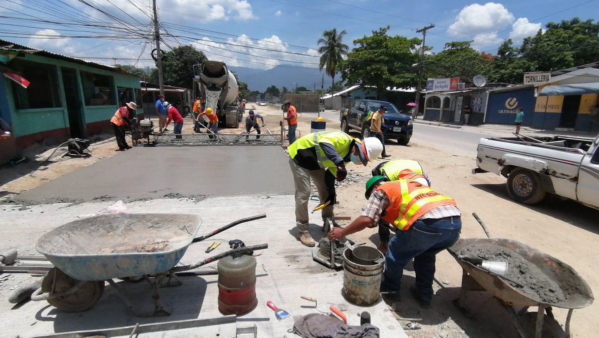 armandocalisps's tweet photo. Se hizo y se está haciendo 🚧 Sigue avanzando la pavimentación en San Pedro Sula #ElCambioNoSeDetiene https://t.co/xj05LRKn1D