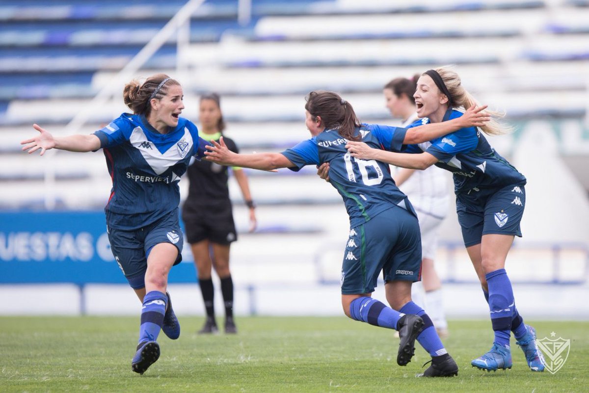 mundovelezano's tweet photo. #FútbolFemenino #PrimeraB 

Florencia Cotrone en @mundovelezano

"El inicio del torneo nos dio fuerza para lograr mayor confianza en el grupo. Nos fuimos adaptando a la categoría, a los cambios tácticos. El presente de #Vélez es estable y el partido en Rosario lo queremos ganar" https://t.co/2sWATVPHId