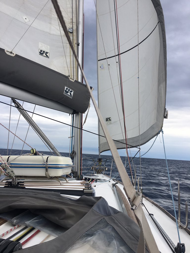 Atālinamies no Turcijas . Priekšā jau redzama Rodos sala un Grieķija