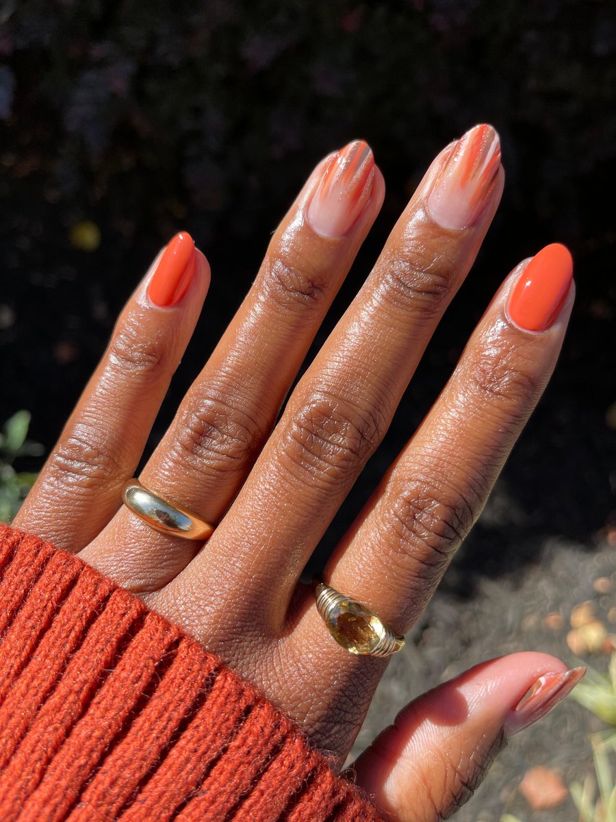 ellamila's tweet photo. Goodbye October, hello November! 🥧

Mani done by @lolo.nailedit using
{light to the touch}
{london fog}
{sunset escape}
{a la nude}
{glow with me}

#ellamila #fallnails #novembernails https://t.co/Qph28HFkQU